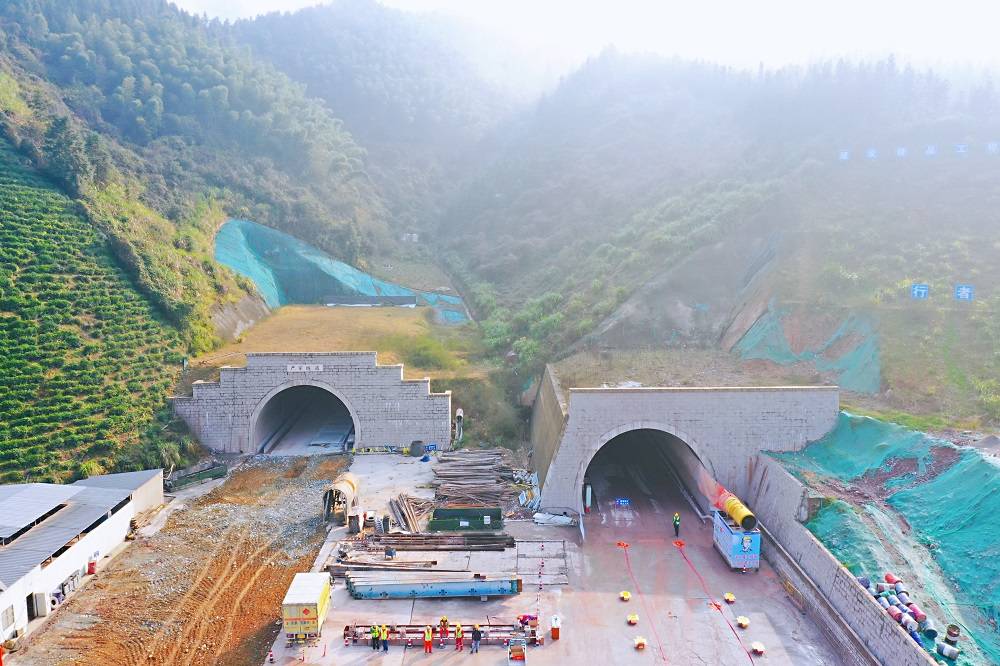 351国道开化段控制性工程严家隧道双线贯通