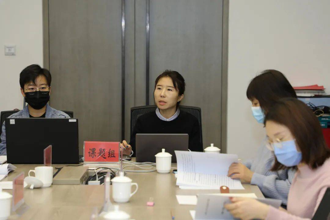 座谈会上,团区委副书记周冠南首先向与会代表和委员介绍了"共青团与