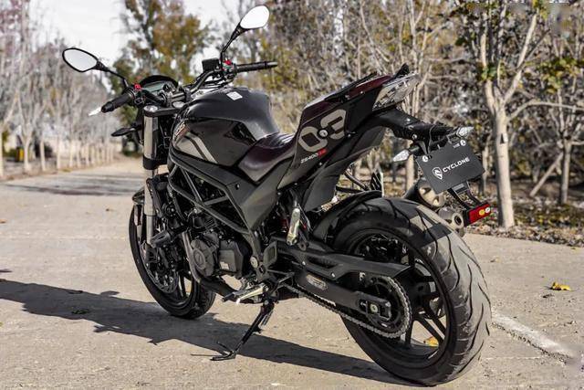 逐渐成熟起来的国产大排量街车试驾赛科龙rz3s