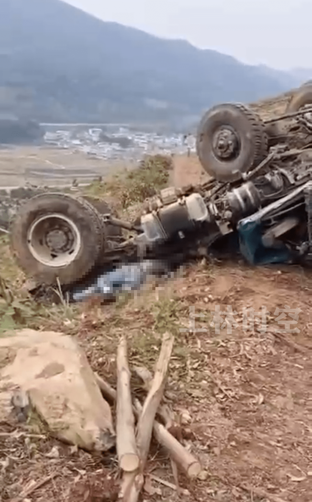 西燕一辆拉木头的后推车不慎翻下山路,司机不幸身亡.(上林时空)