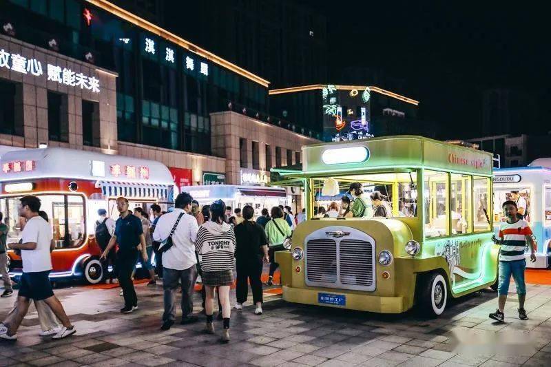 旅客 来不及解释了,快上车 由我们的"鼎丰号"打头阵 各式花车罗列排布