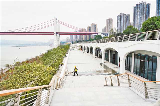 12月22日,九龙坡滨江路,九龙滩商业街已经基本完工.