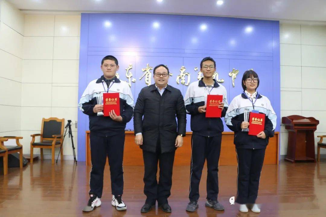 校园动态|济南九中举行"我和我的祖国"时政演讲比赛