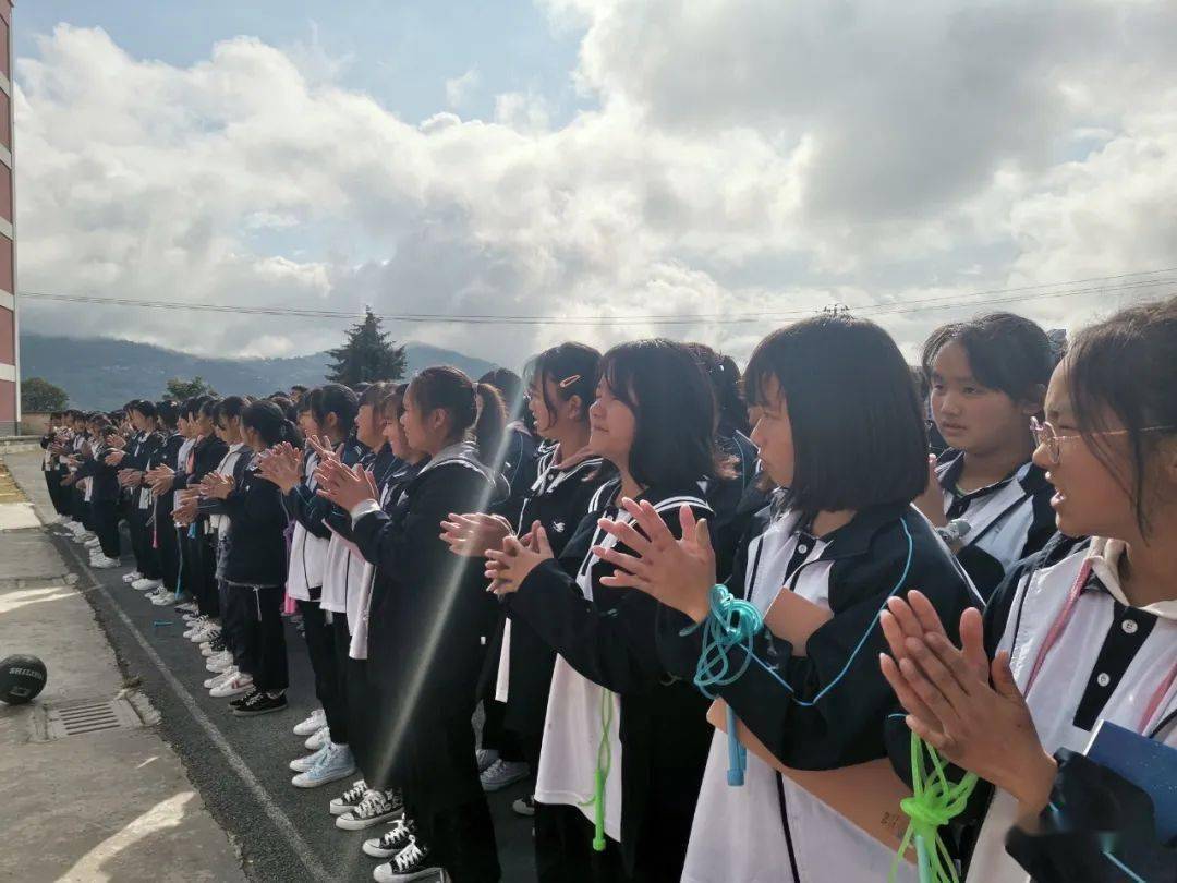 在南涧三中,河南理工大学研究生支教团寓教于乐,采用"宣讲 展示 游戏"