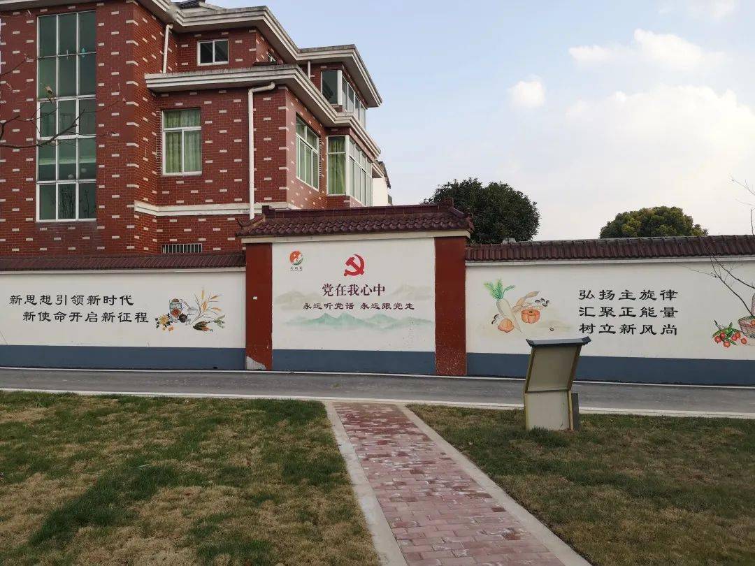 乡村"建设标准,为进一步改善村民居住环境质量,通过农户外墙立面粉刷