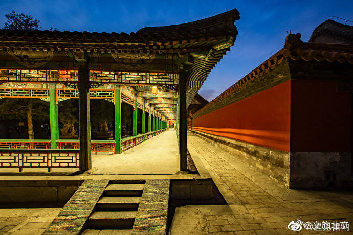 夜色灯影里的颐和园长廊