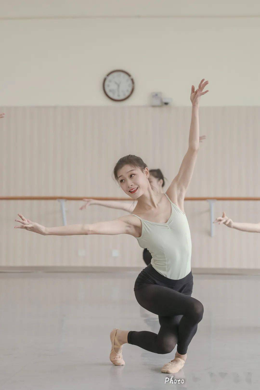 舞影图集四川师大舞蹈学院2018级13班古典舞课堂精彩瞬间授课教师冯