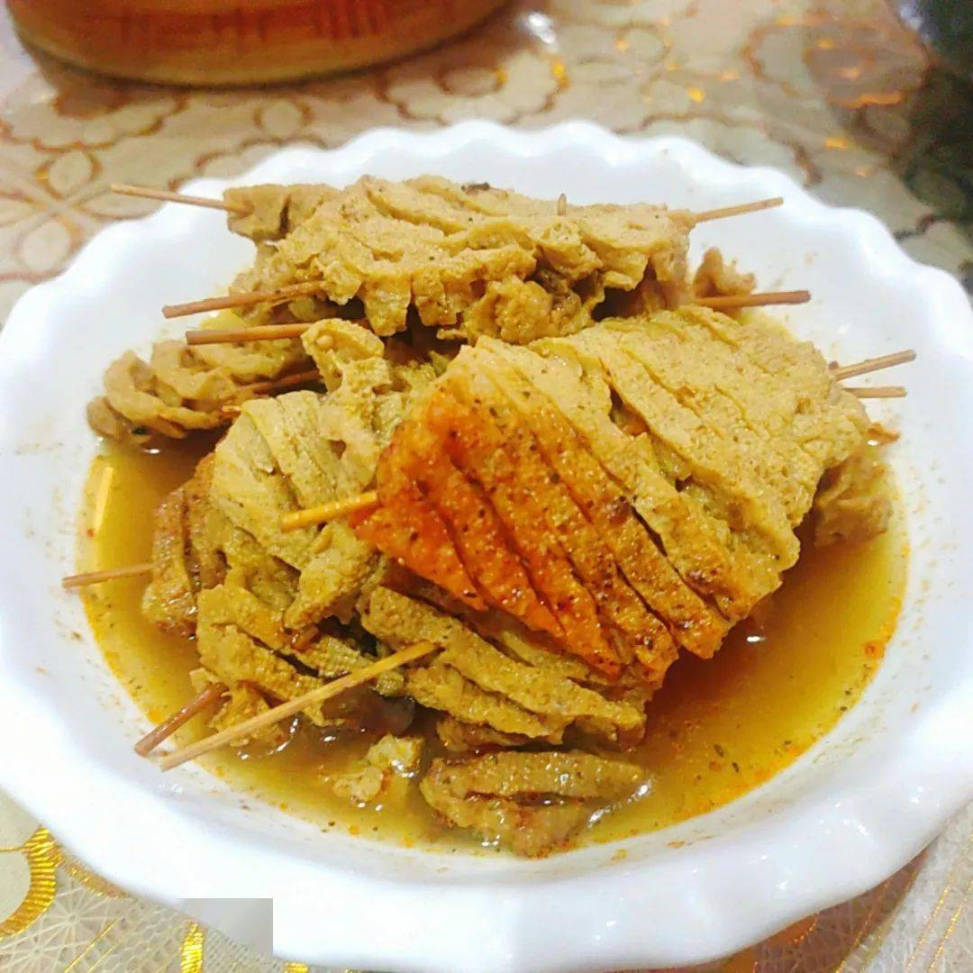 刚出锅麻辣串很有嚼劲混合着热油脂,越嚼越香口感嫩而韧,气味香而不