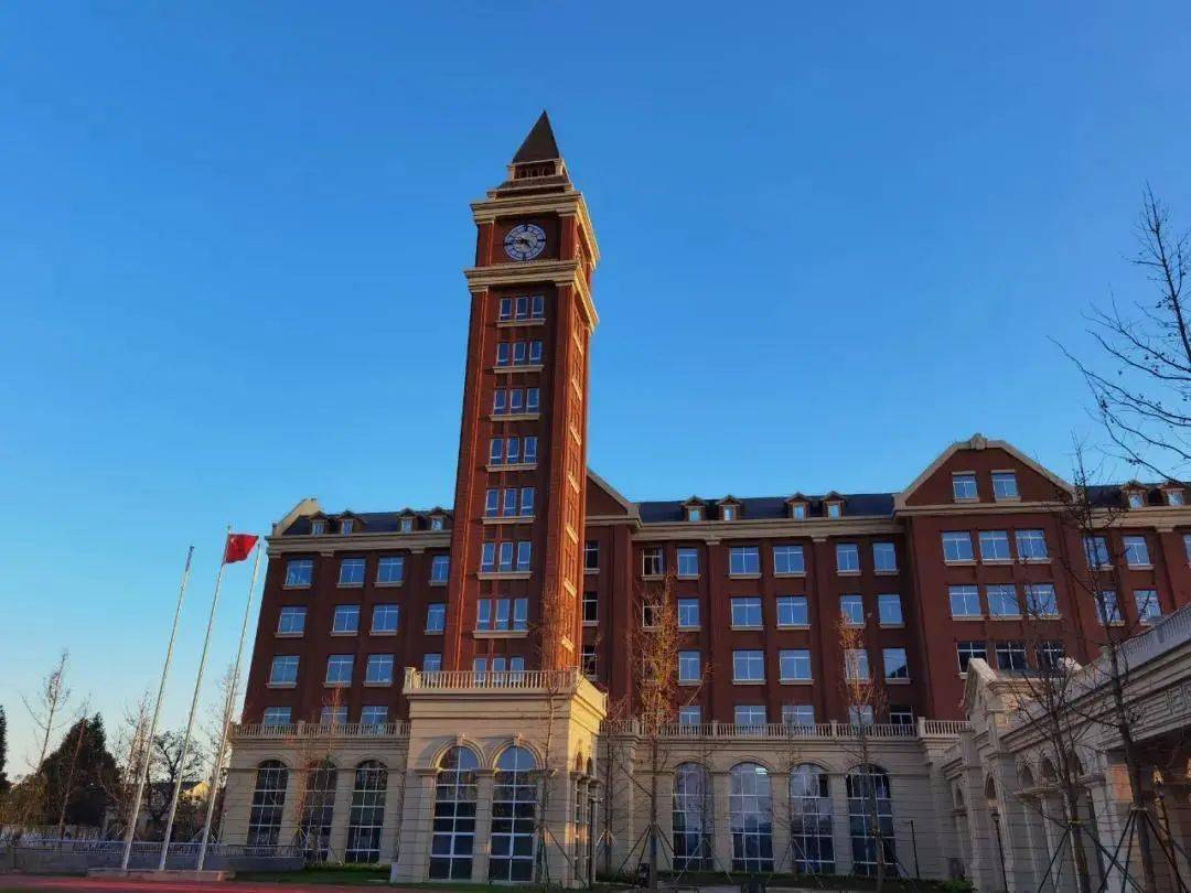 之前一直在建设中,没能见识它的真面貌毅进卡迪夫公学平湖学校 吗?