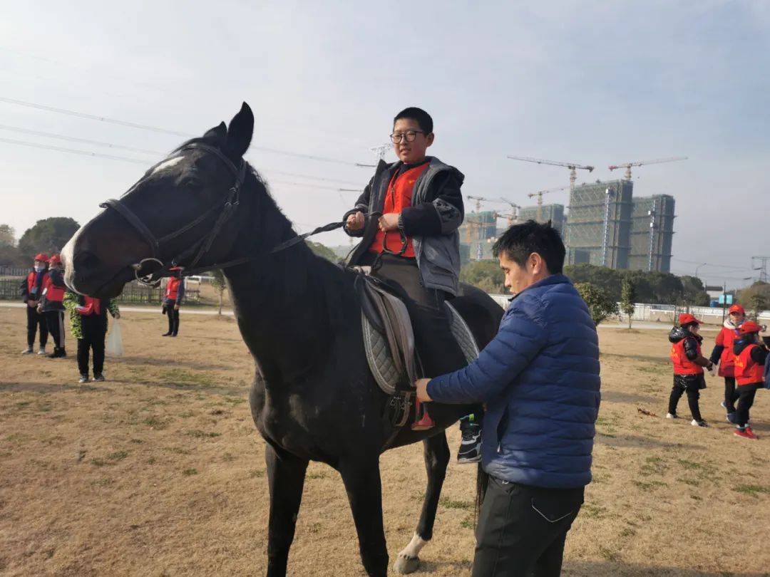 记者体验骑马图片