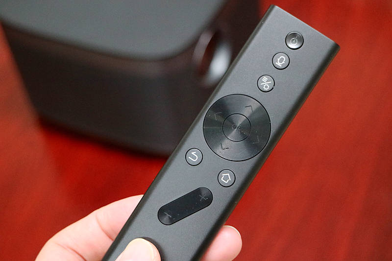 极米h3的遥控器采用了窄化设计,加上人体工学的流线造型,拿在手上非常