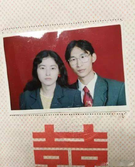 妈你当年咋看上我爸的看完爸妈的结婚照我笑到打鸣