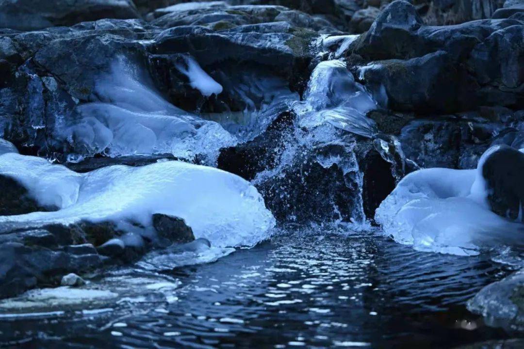 山泉淙淙穿冰下,千串琉璃反琼光