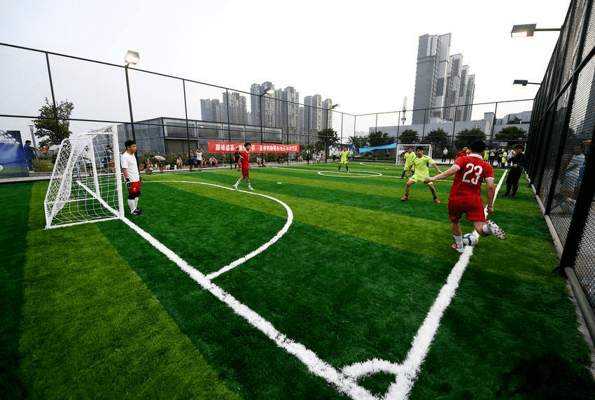 由龙源公司负责建设的藤县社会足球场地设施建设一期项目共六个足球场