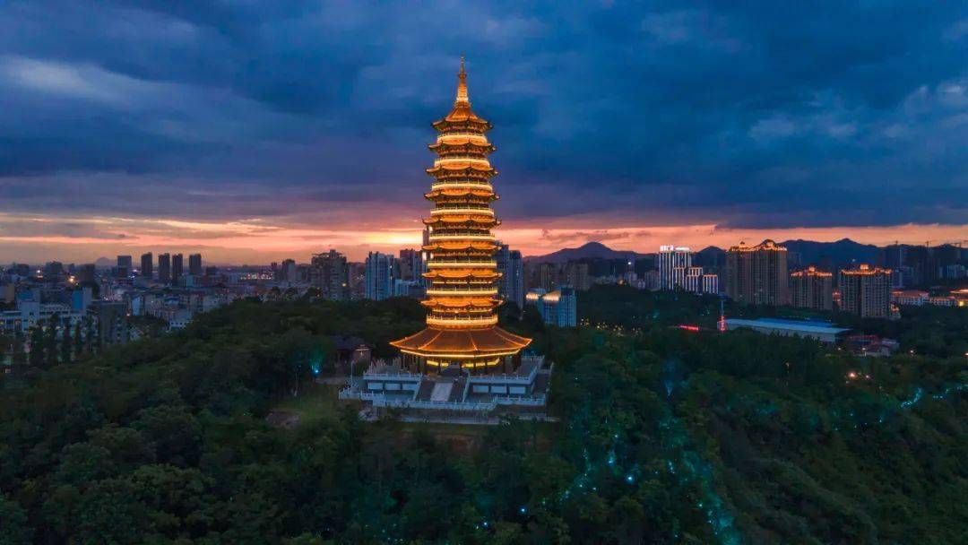 赣州和谐钟塔夜景图片