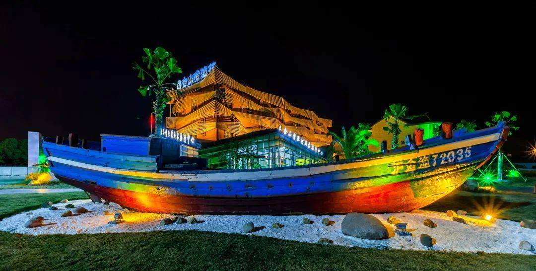 外立面曲折交错设计者大胆地突破渔村固有的建筑风貌于2019年8月竣工