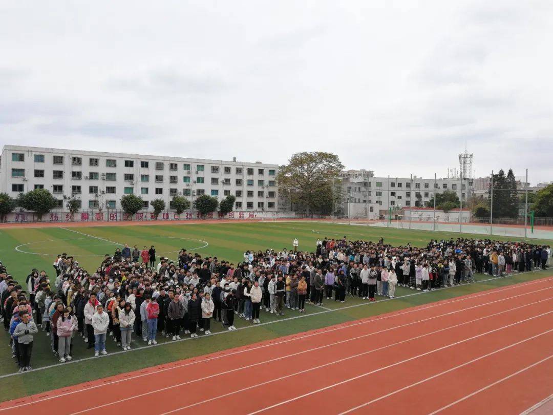 东山二中举行第41届田径运动会颁奖仪式