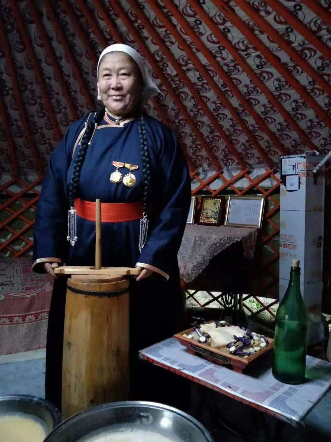 乌仁其木格:用心酿造最纯的传统奶酒(蒙古语)