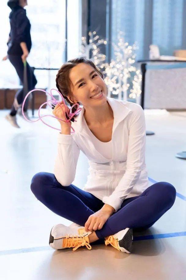 事缘有体能教练想创出全新的"12小时内跳最多双脚交替交叉跳"世界纪录