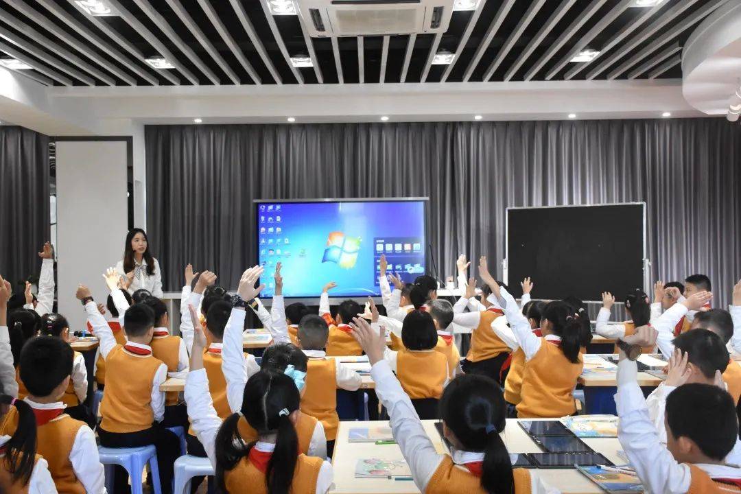 龙湖区小学数学智慧课堂教学研讨活动在大悦小学