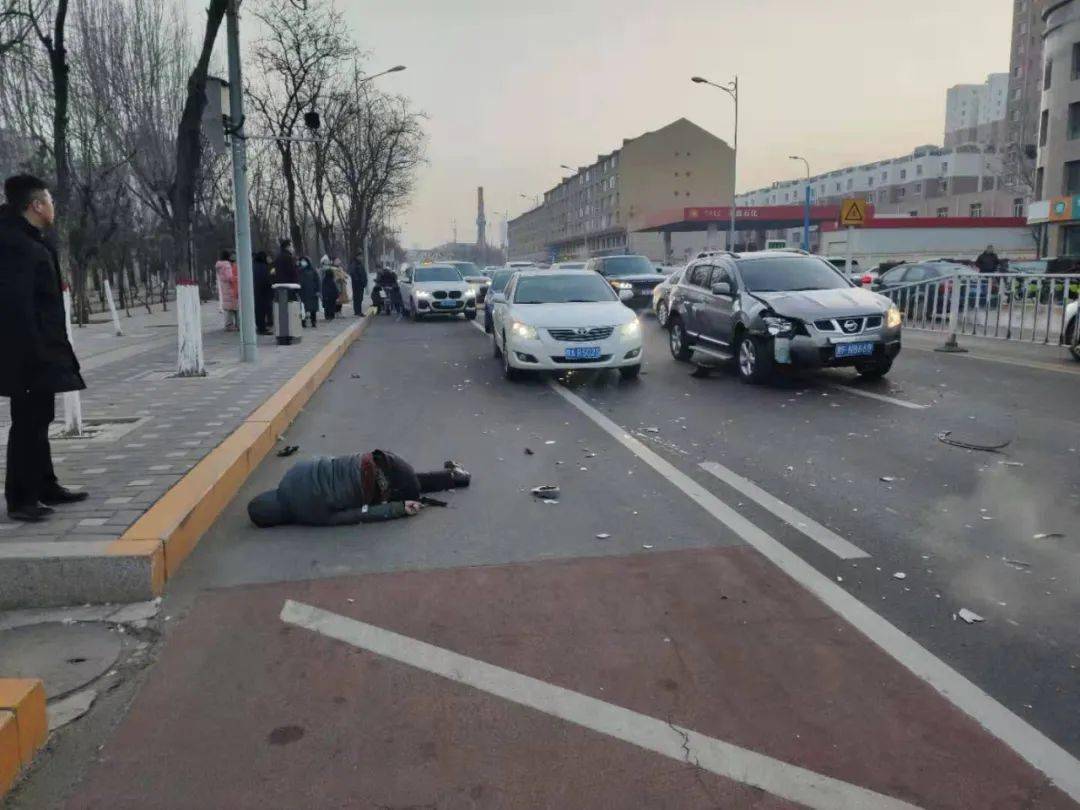 当场身亡!呼市北垣街一汽车将行人撞飞20多米 车行至斑马线未减速