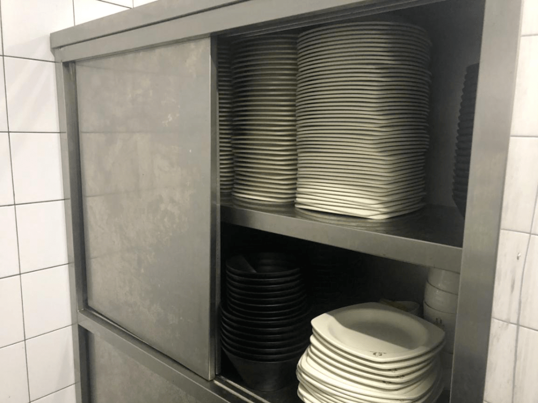 餐具存放于密闭保洁柜内餐具未放入密闭保洁柜垃圾箱加盖,垃圾分类