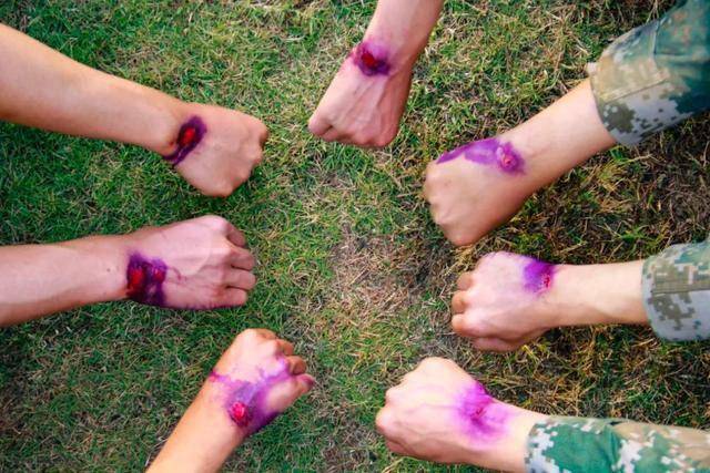 还记得那个战术训练场在铁丝网里我们磕破皮,刮掉肉,流过血但从那里爬