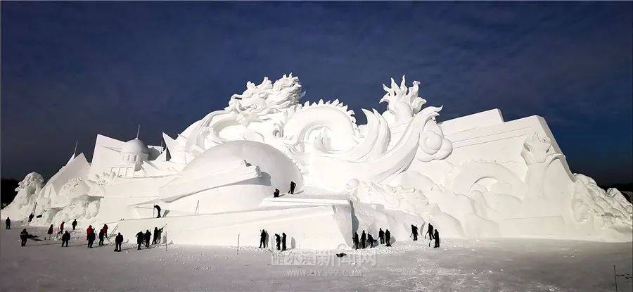 岛雪博会主塑"华夏神龙"完工,是雪博会历年来雕刻的最大单体巨龙_雪雕
