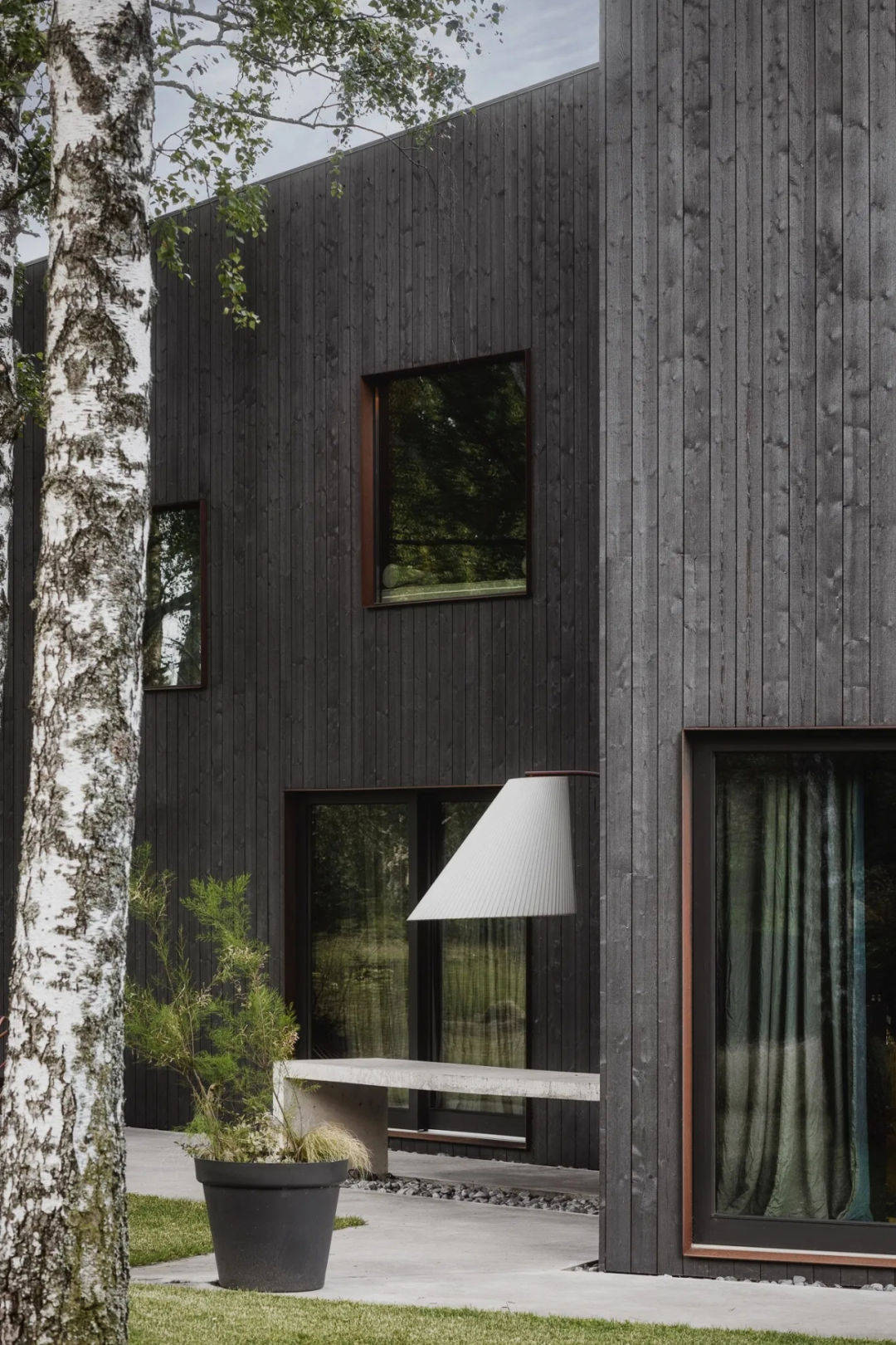 189m05黑色系别墅藏于林间的避世居所