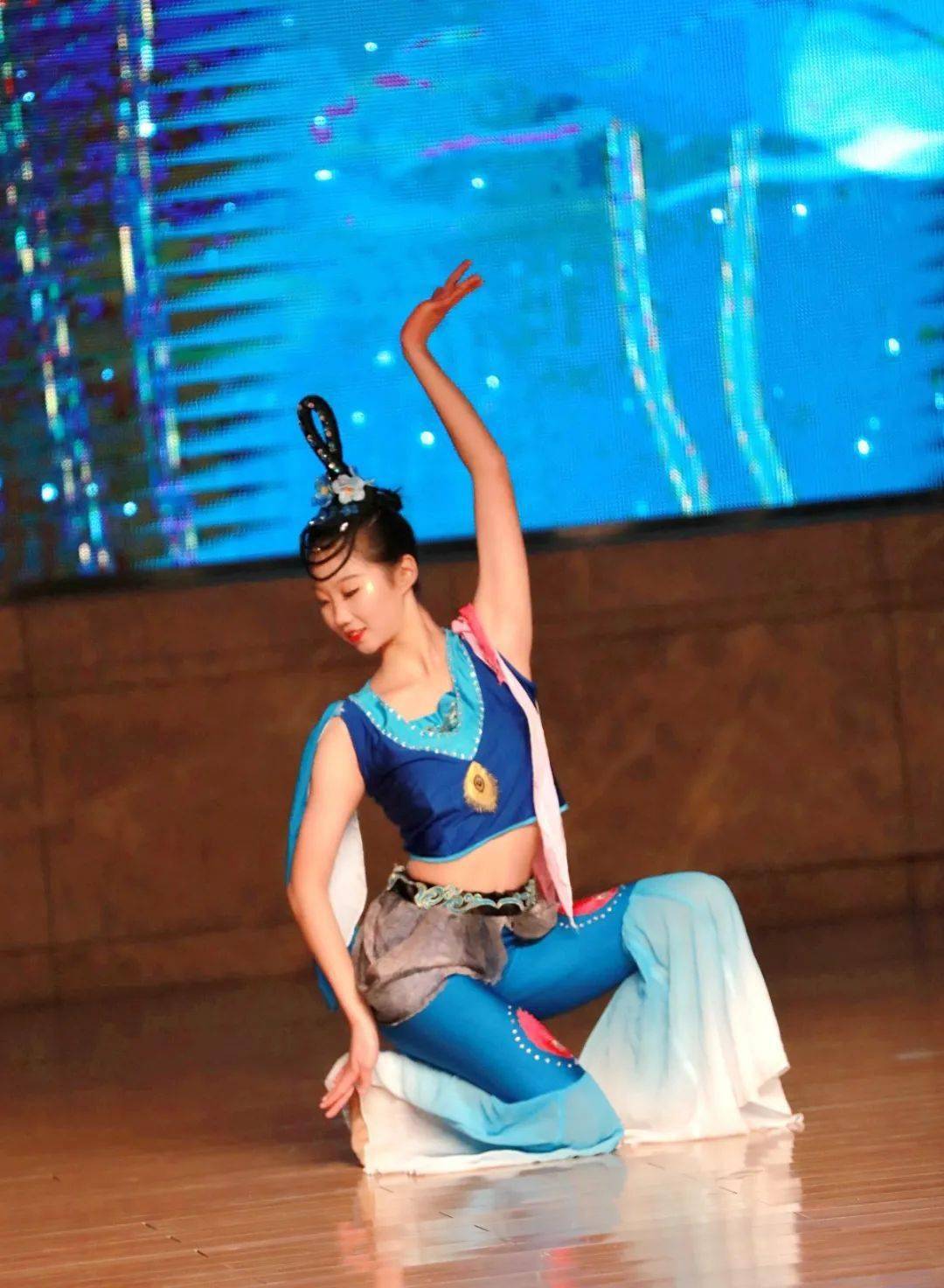 g2003 刘晓雅《铜雀女》▲g1908 罗鹄《胭脂》▲ g1910 张亦涵《云