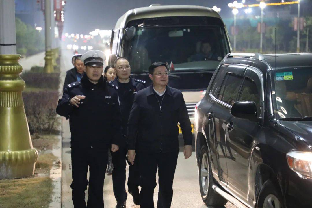 12月25日傍晚,连州市长唐庆卫一行在副市长,公安局长黄桂棠等同志陪同
