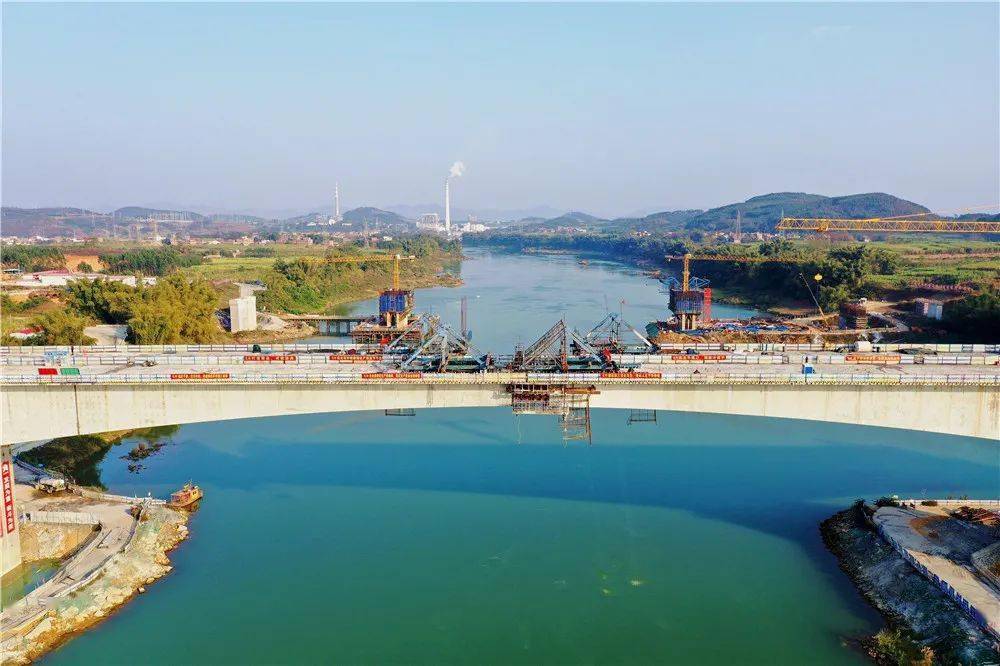 【视频 】重磅!新柳南高速龙马红水河特大桥右幅主桥顺利合龙