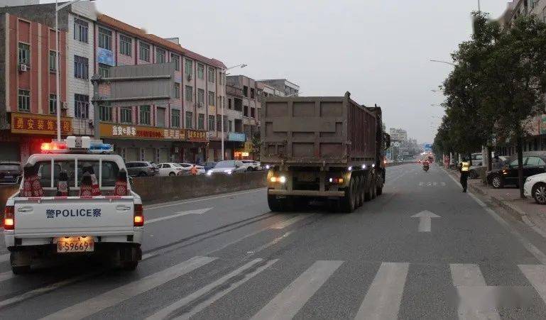 悲剧企石一路口发生事故行人车辆同闯红灯代价太大了