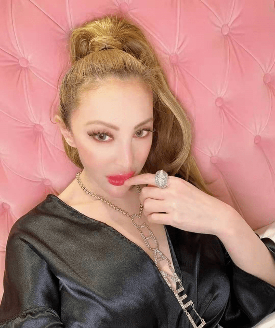 贵气57岁香港整容名媛晒三千尺新居所装潢奢华可媲美皇宫