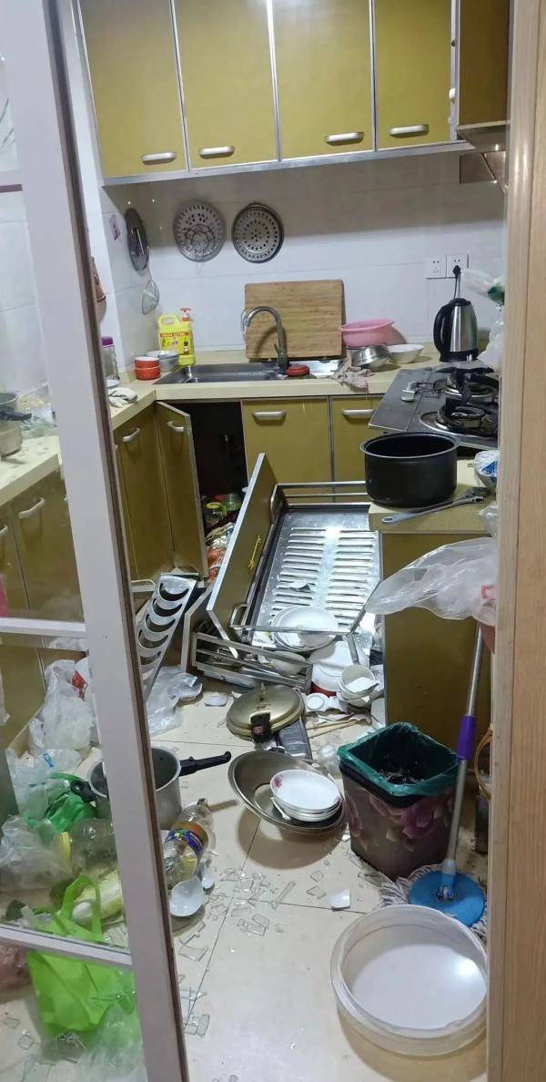 厨房天然气发生爆燃原因竟然是燃气胶管被咬掉一块