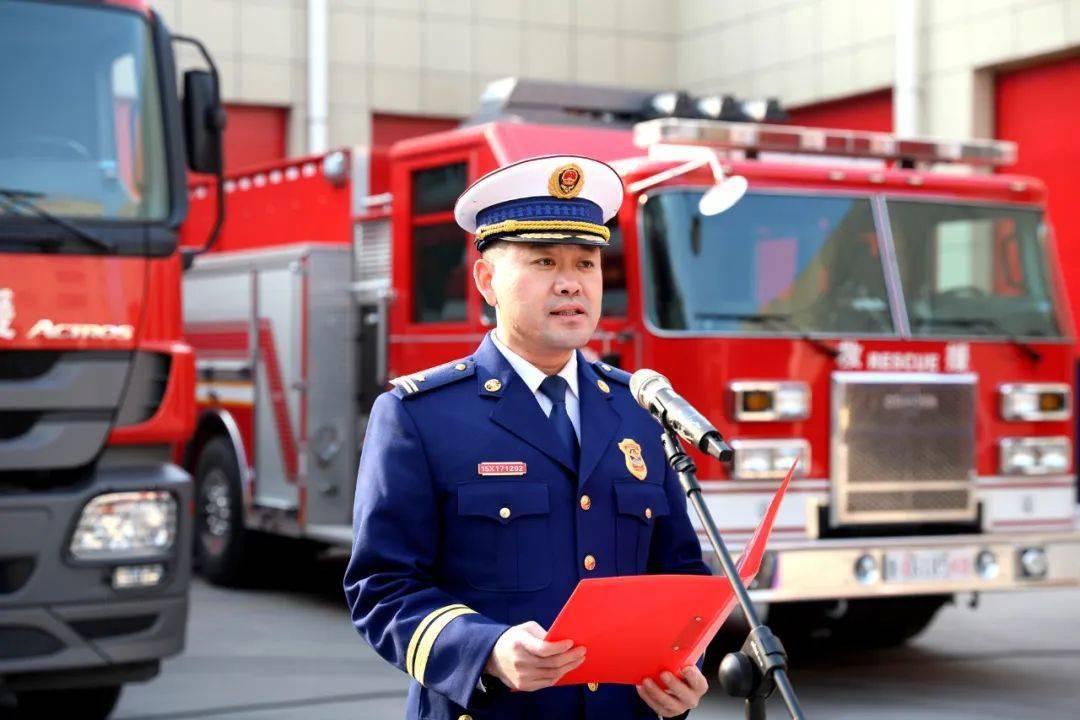 潍坊消防支队举行第三批招录消防员入队赴训欢送仪式