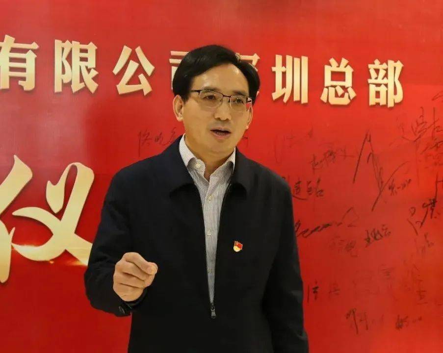 在百余名干部职工的见证下,邓艳东,陈小彪,陈寿阳