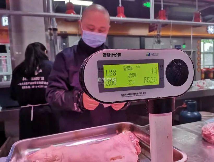 再来一大块五花肉.这个特别电子秤帮助计算好总金额.