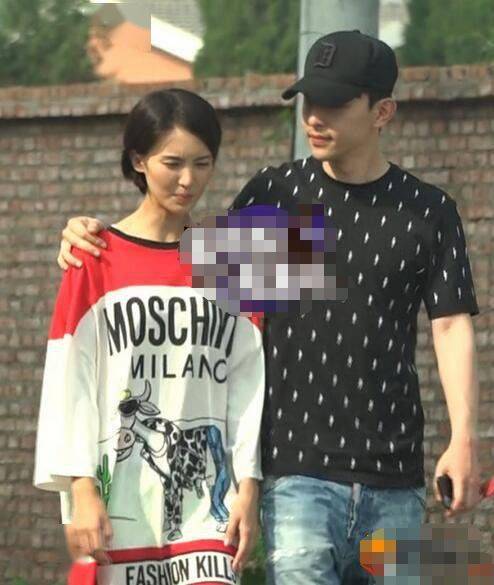 温知识:2016年,金晨和邓伦曾被拍到实锤恋情绯闻,那时邓伦还没有凭借