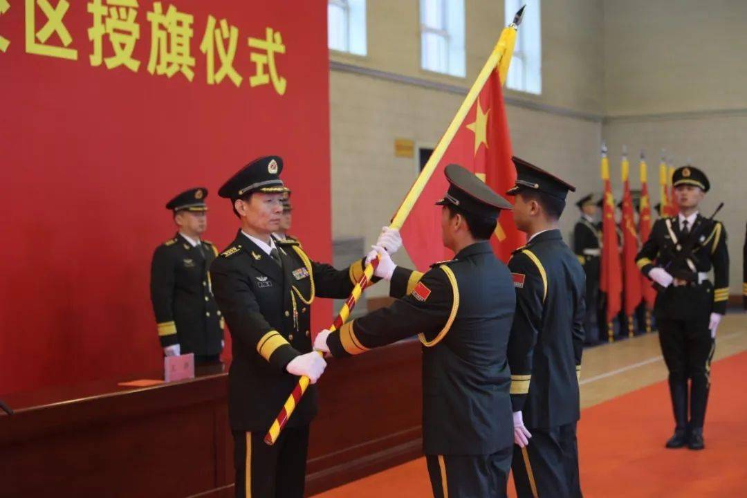 学院石家庄校区隆重举行授旗仪式,向校区各学员大队授予解放军军旗