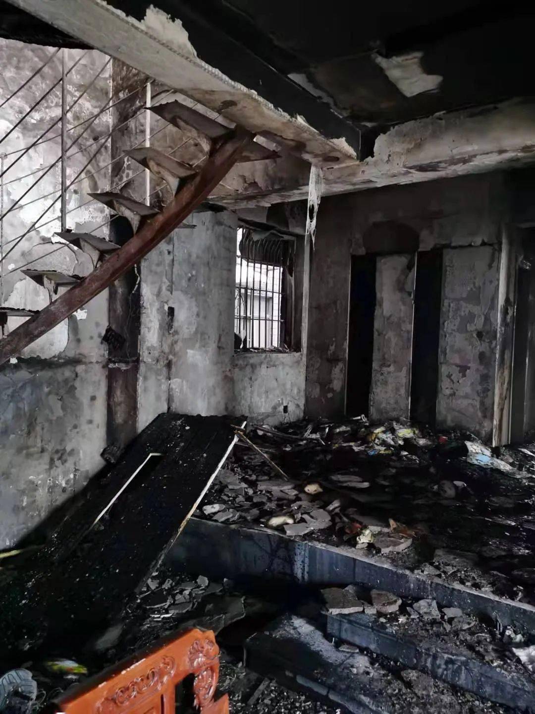 可怕重庆一高层住宅着火现场图曝光