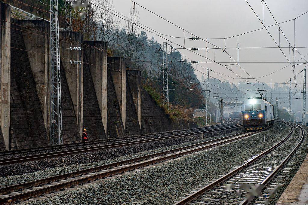 重庆:武陵山区致富铁路渝怀复线建成通车_黔江区