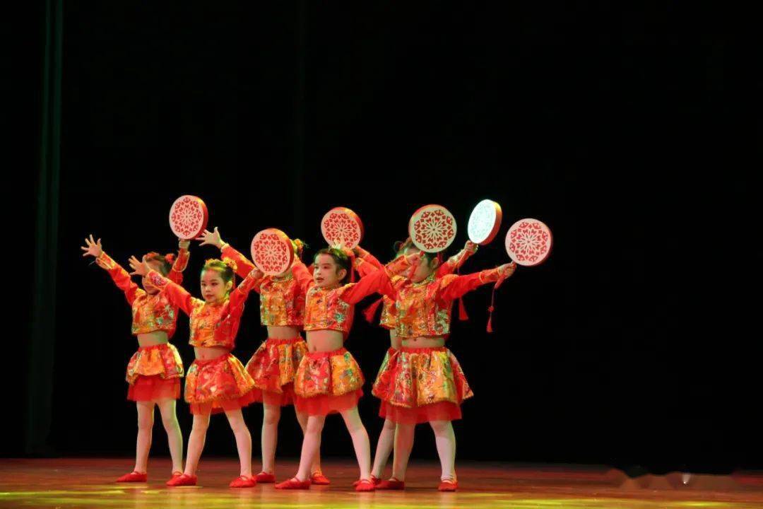 黄诗颖,杜雨鑫,推荐单位:橙子树舞蹈芳村花园校区指导老师:方海苗作品