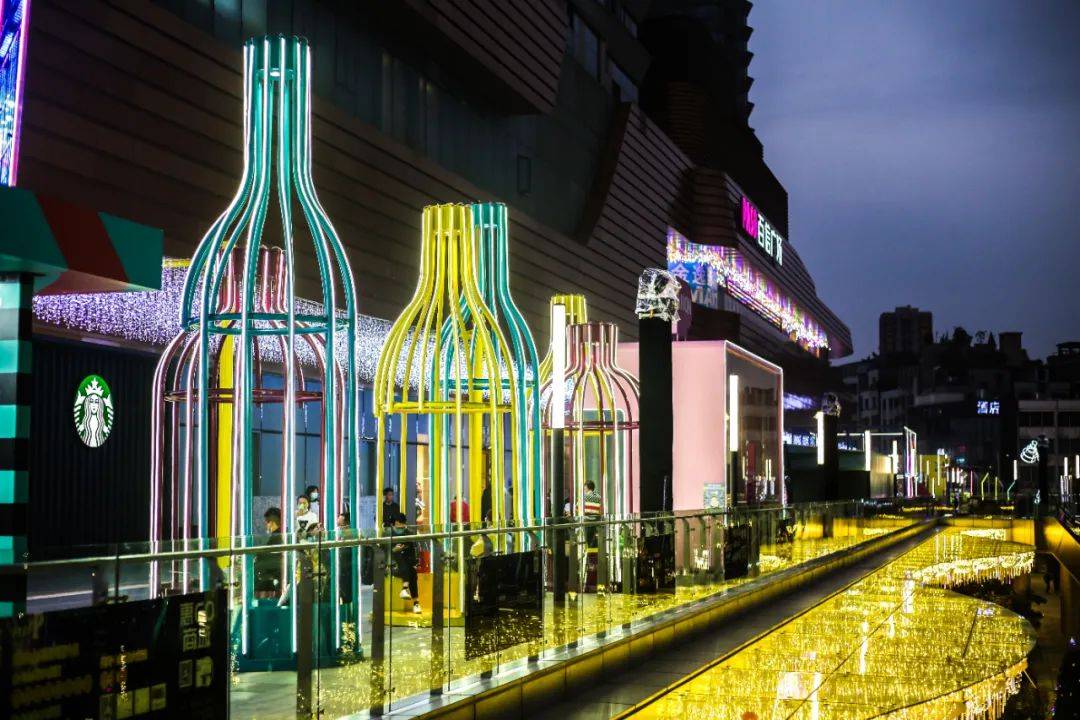 新年夜宝藏打卡地浪漫飘雪炫酷霓虹街区帮你刷爆票圈
