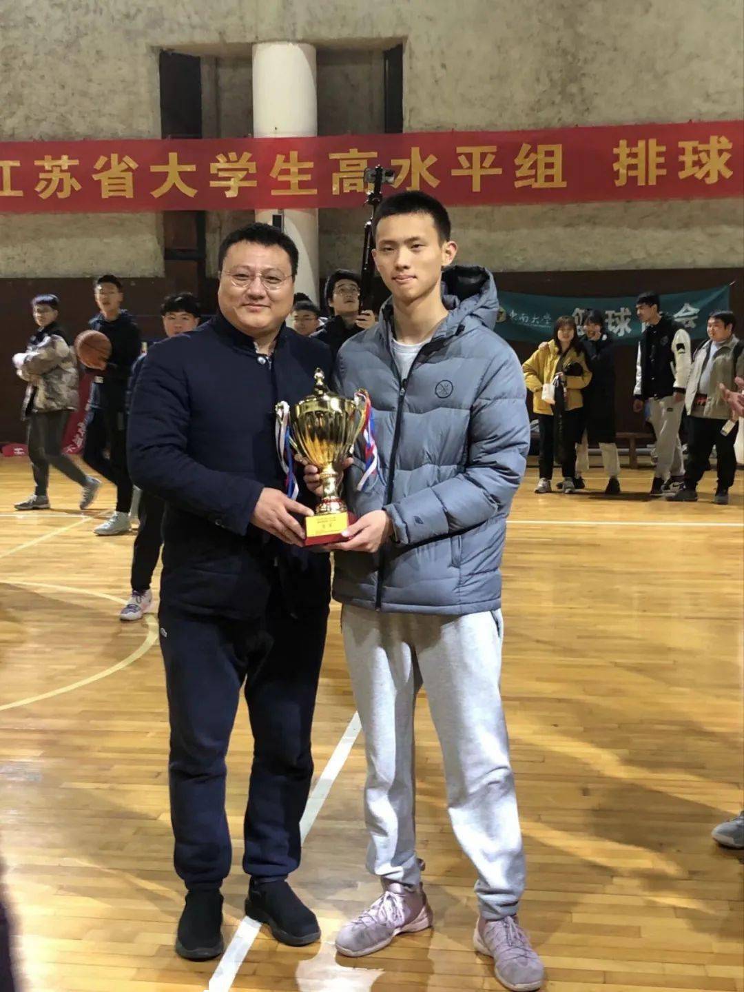 本场裁判:梅逸豪,吴韫斐,张祝华,均为国家二级裁判文字:梅逸豪图片