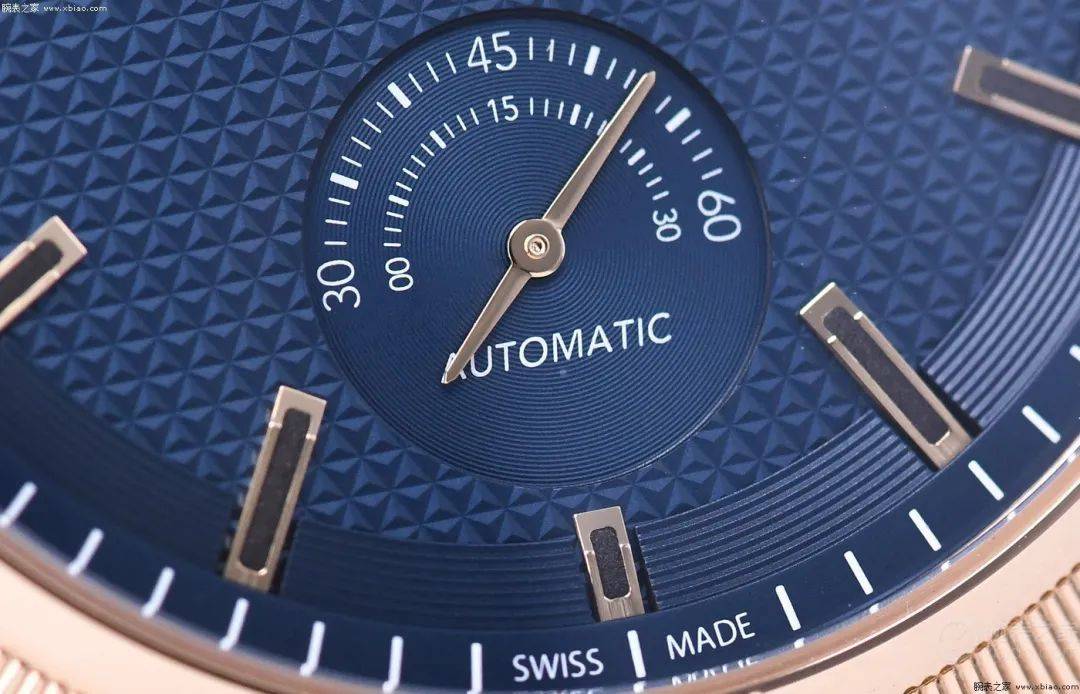 另一方面,蓝色盘面上搭配有三角形镂空镀铑指针及长方形镀铑时标,用以