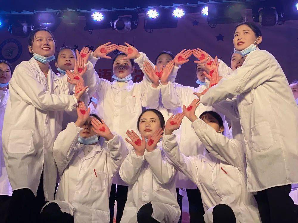 本届手语操决赛在街舞社带来的舞蹈中拉开帷幕,手语操节目中穿插着