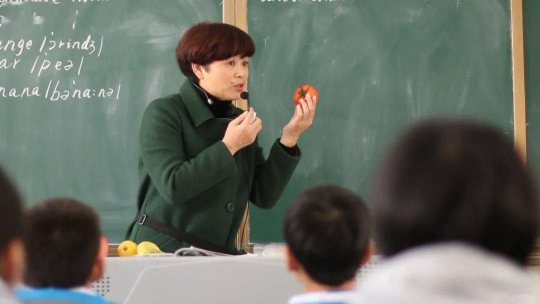 陈筱芳,女,东乡二中英语教师,中小学高级教师,荣获"市优秀教师""县