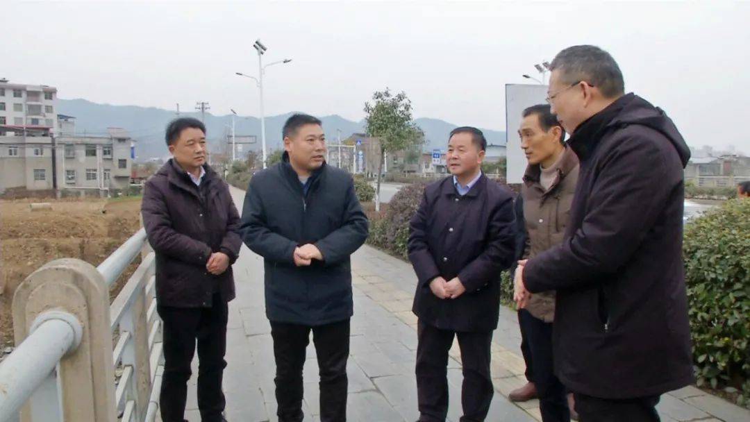 "带着这些问题,余世明先后深入中峰镇花桥寺村,刘家湾村,蒋家堰镇土城