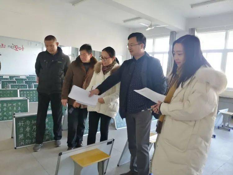 撇捺展风采粉笔凝丹心贵池区杏花村小学第十届教师素养大赛粉笔字比赛